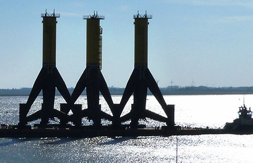 Transport und Installation von Tripoden per Ponton-Schleppzug ins Windkraftanlagen-Baufeld "Borkum-West". 