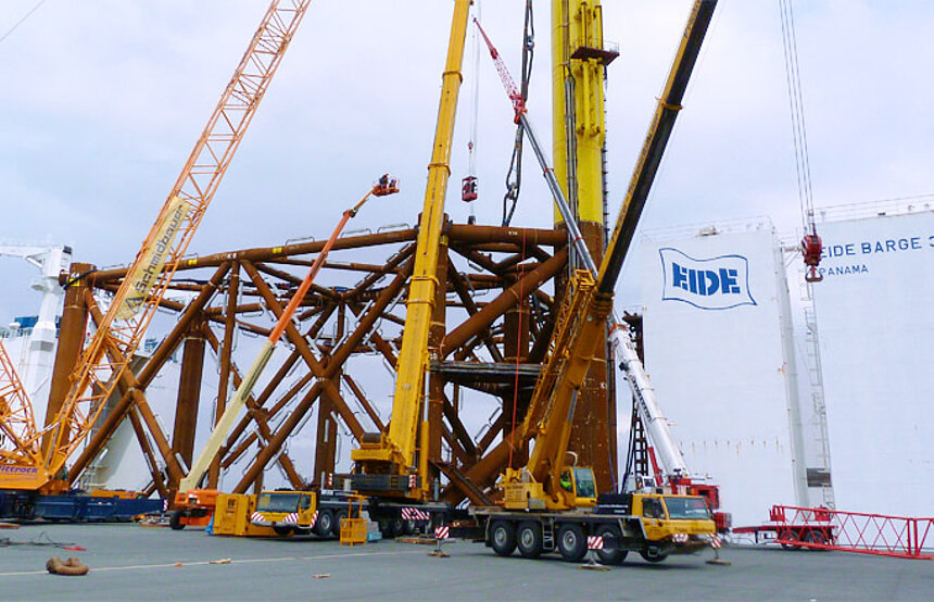 Sling-Montage an Baseframe für Trafostation Windkraftanlagen-Baufeld "BorWin".