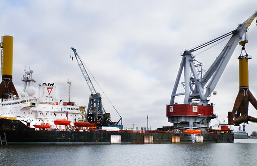 Übernahme von Tripoden am Offshore-Terminal Bremerhaven durch Kranschiff "STANISLAV YUDIN".